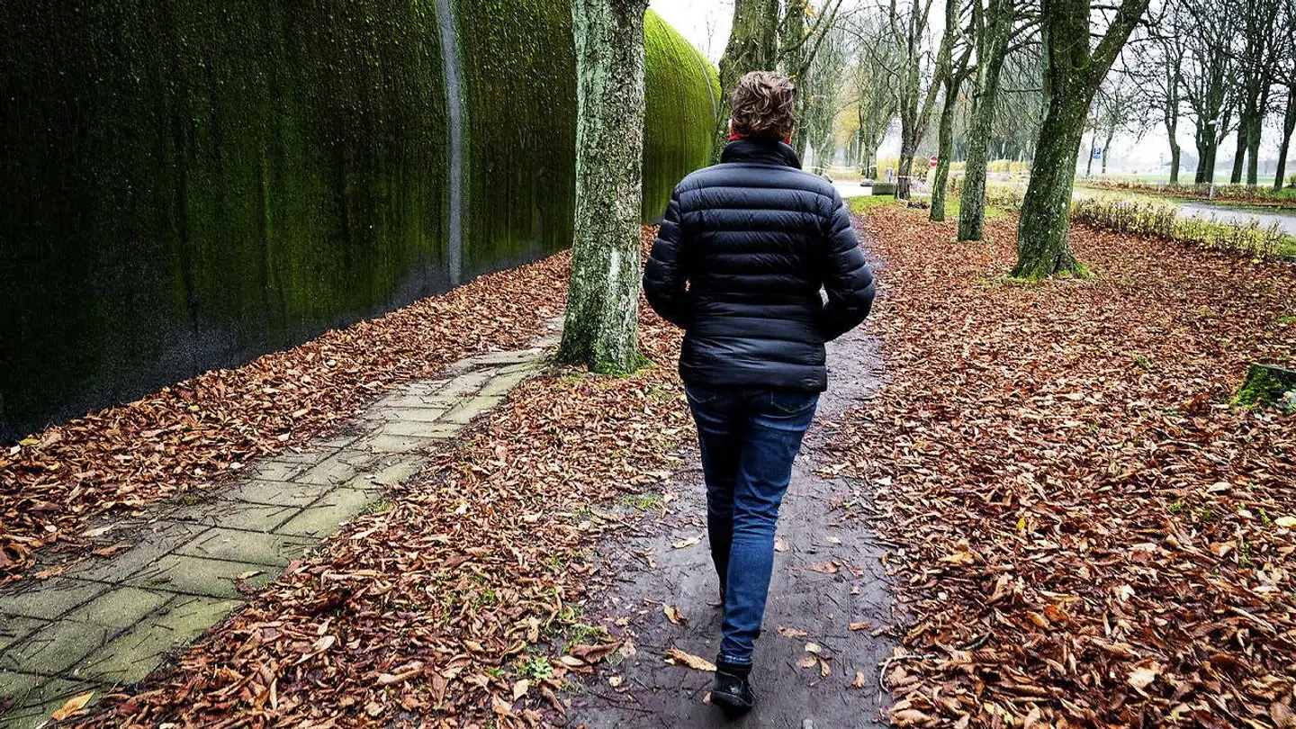 Karinas søn blev overfaldet af en asylansøger i marts. Han rejste ud af Danmark med økonomisk støtte, to måneder før retssagen begyndte.