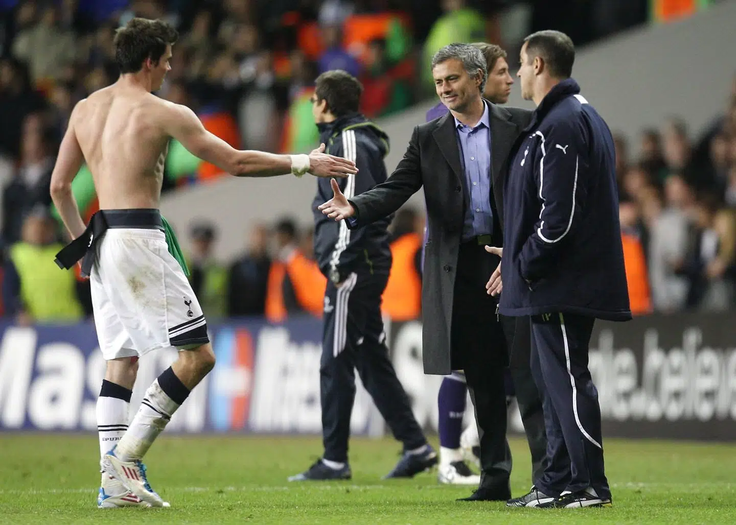 Gareth Bale ryster hånd med José Mourinho i 2011. Bale som Tottenham-spiller, Mourinho som Real Madrid-træner.
