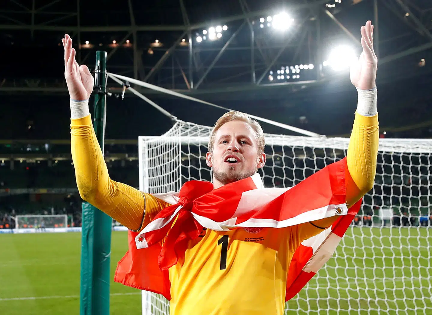 Kasper Schmeichel holdt gang i de danske fans efter EM-pladsen kom i hus mod Irland.