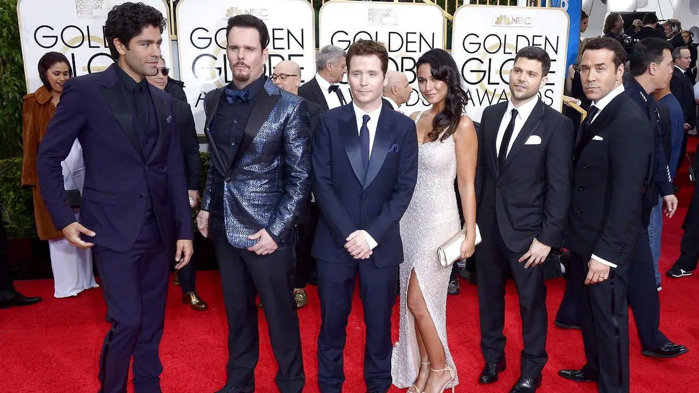 Castet fra 'Entourage' ved Golden Globe Awards i 2015. Fra venstre: Adrian Grenier, Kevin Dillon, Kevin Connolly, Emmanuelle Chriqui, Jerry Ferrara og Jeremy Piven.