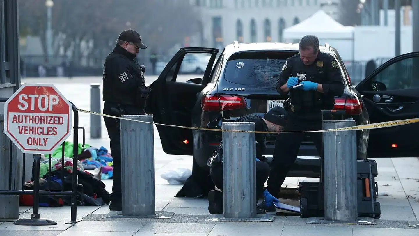Hvem der sad bag rattet i den sorte Mercedes firehjulstrækker, har politiet endu ikke oplyst.