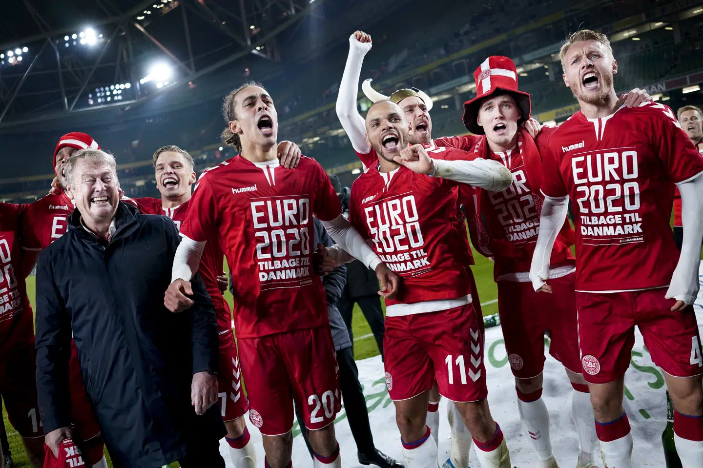 Landstræner Åge Hareide, Jens Stryger Larsen, Yussuf Poulsen, Martin Braithwaite, Andreas Christensen, Christian Eriksen og Simon Kjær (th.) jubler efter EM kvalifikationskampen ude mod Irland i mandags. Liselotte Sabroe/Ritzau Scanpix