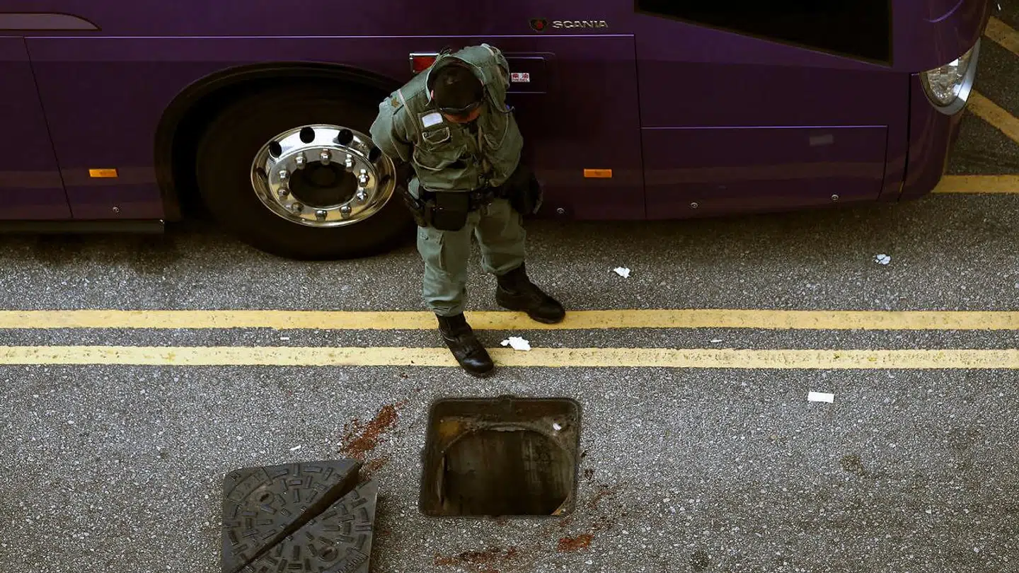 Politiet står klar på den anden side, hvis demonstranter forsøger at flygte gennem kloakker.