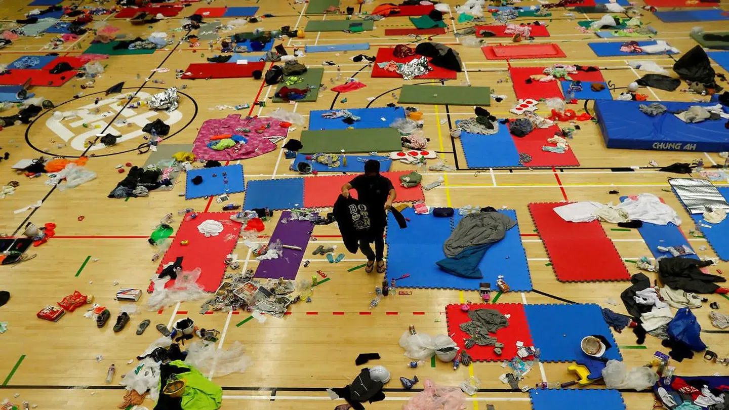 Der ligger tøj over det hele inde på universitetet.