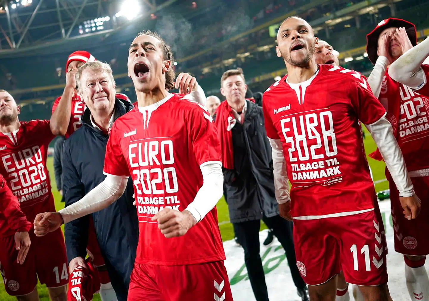 Åge Hareide sammen med Yussuf Poulsen og Martin Braithwaite efter det danske fodboldlandshold mandag aften havde sikret sig kvalifikation til EM 2020.