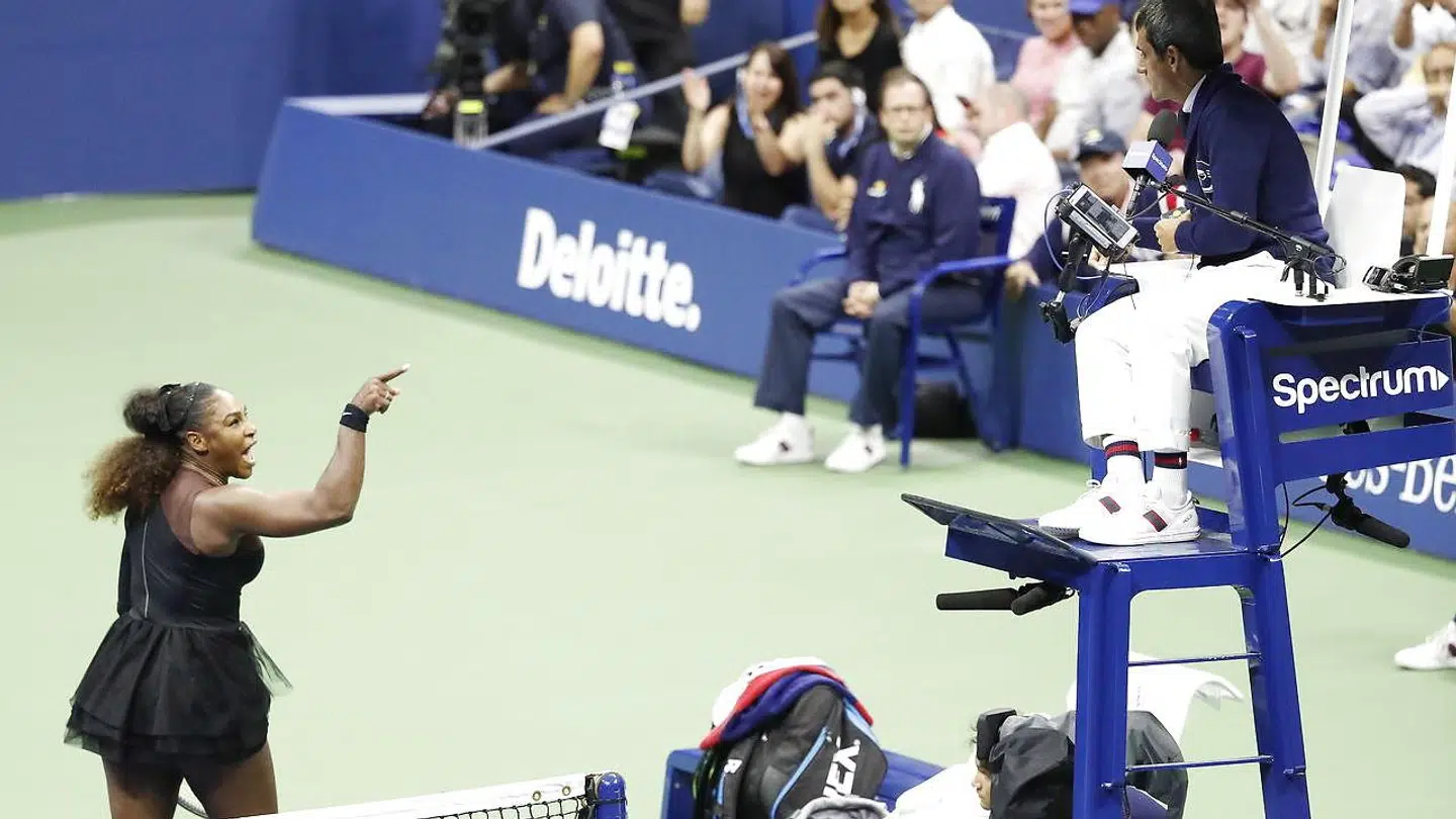 Serena Williams skælder ud på dommeren under den kontroversielle finalekamp i 2018.