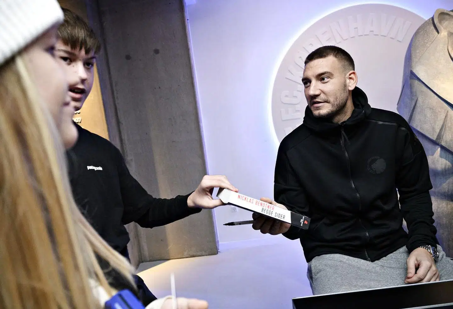 Nicklas Bendtner signerer sin nye bog "Begge Sider" i FCK-fanshoppen på Øster Allé i København.