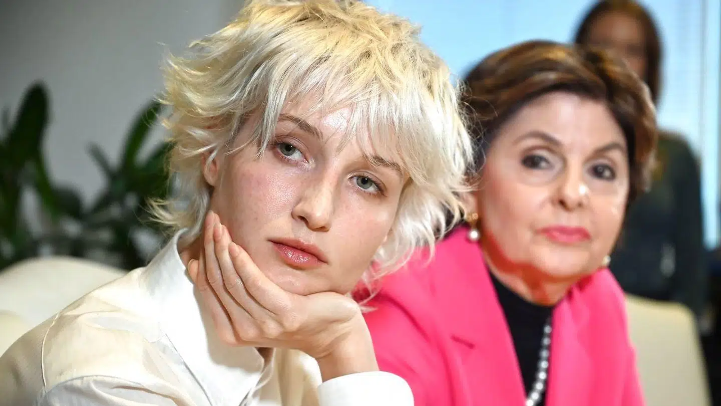 'Jane Doe 15' (t.v.) beskylder Jeffrey Epstein for at have seksuelt misbrugt hende. Hun ses her under pressemødet i Los Angeles med sin advokat, Gloria Allred