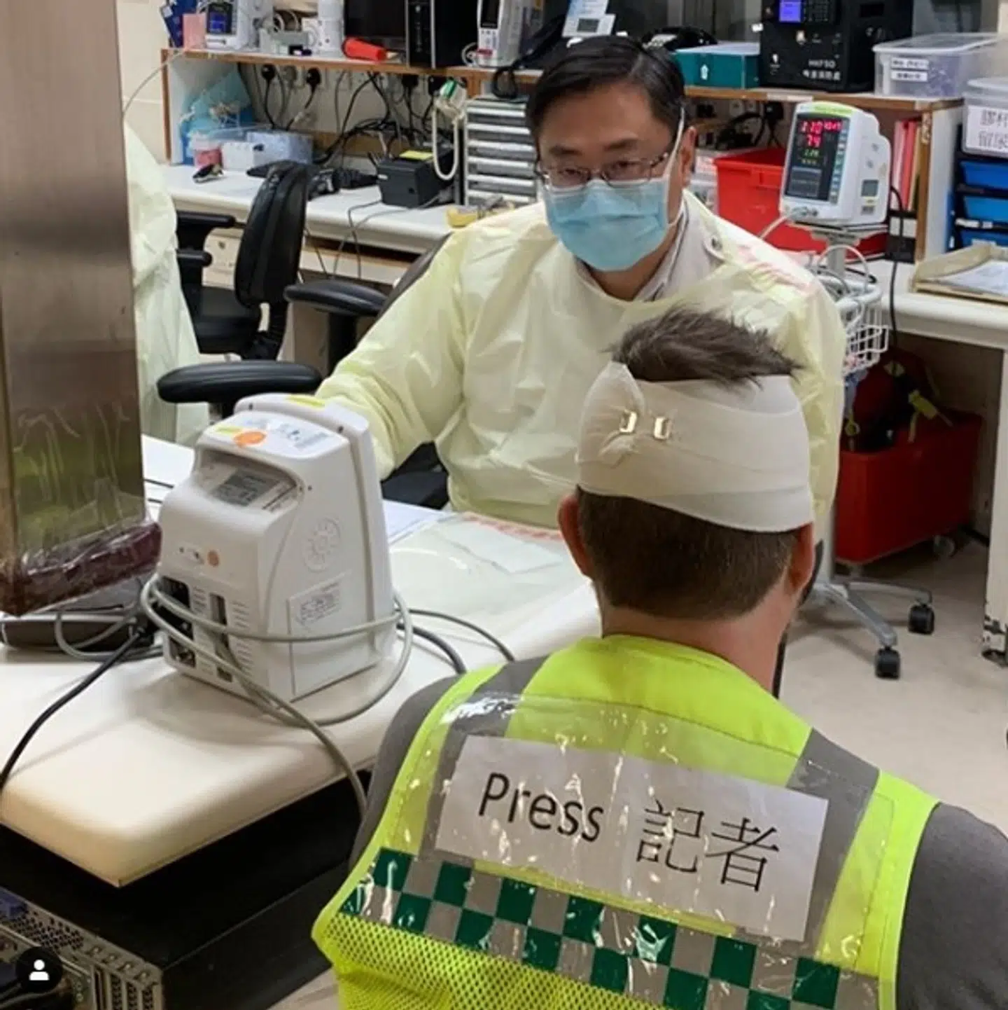 TV2-fotograf Anders Bach måtte syes i panden med fire sting. Heldigvis bar han en sikkerhedshjelm, da han blev ramt af en ukendt genstand.