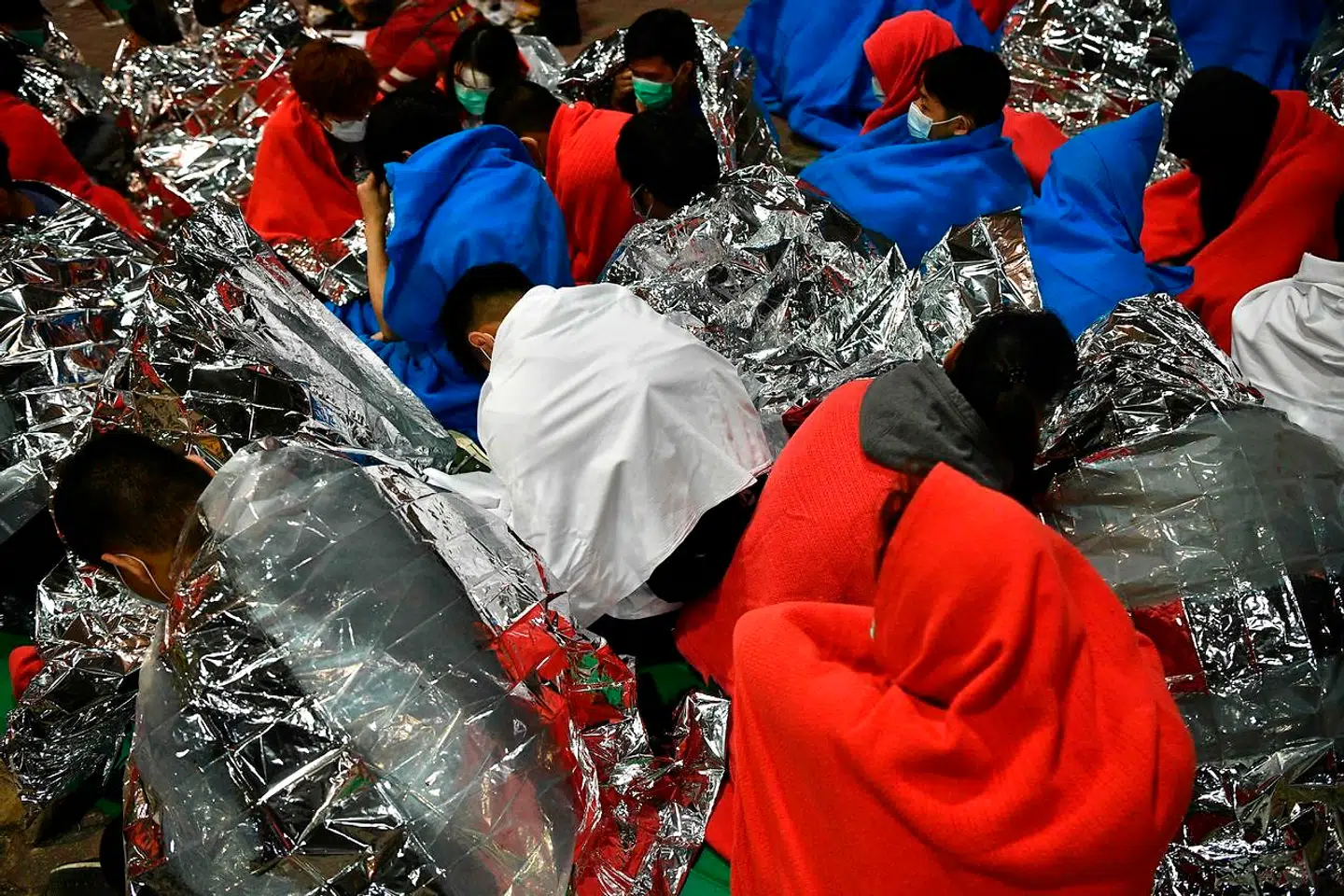 Pro-demokrati demonstranter bliver behandlet for skader, efter de har overgivet sig. De har været barrikeret på byens polytekniske universitet.