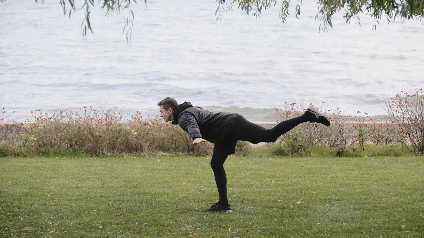 Balanceøvelser sikrer stabiliteten. Her kan du f.eks. lave øvelsen 'front and back scale', hvor du står oprejst med armene ud til siden, hvorefter du løfter det ene ben strakt ud så højt, du kan, mens du holder balancen. Herefter bevæger du benet bagover (stadig strakt ud), mens du bøjer kroppen fremad, så det ender i en lige linje. Foto: We do Film.