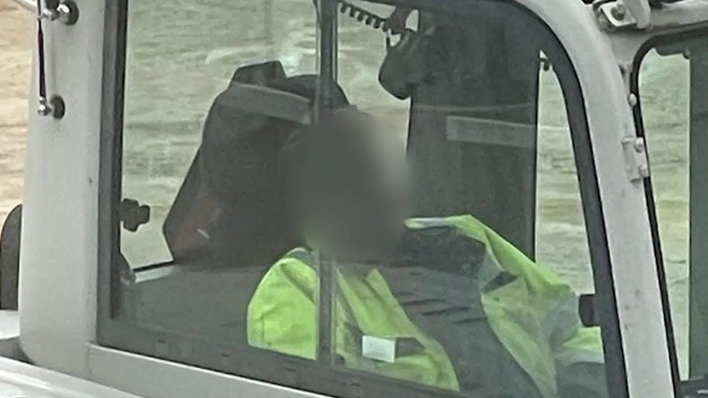 Mens lokale i Rantzausgade ventede utålmodigt på det forsinkede vejarbejde, kunne de en dag i april se en af arbejdsmændene tilknyttet projektet tage sig en lur i en gravko. Foto: privatfoto
