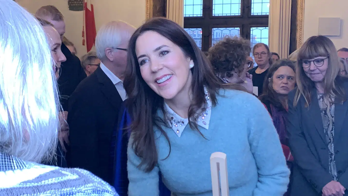 En glad og interesseret Mary så nærmere på alle kunstværkerne.