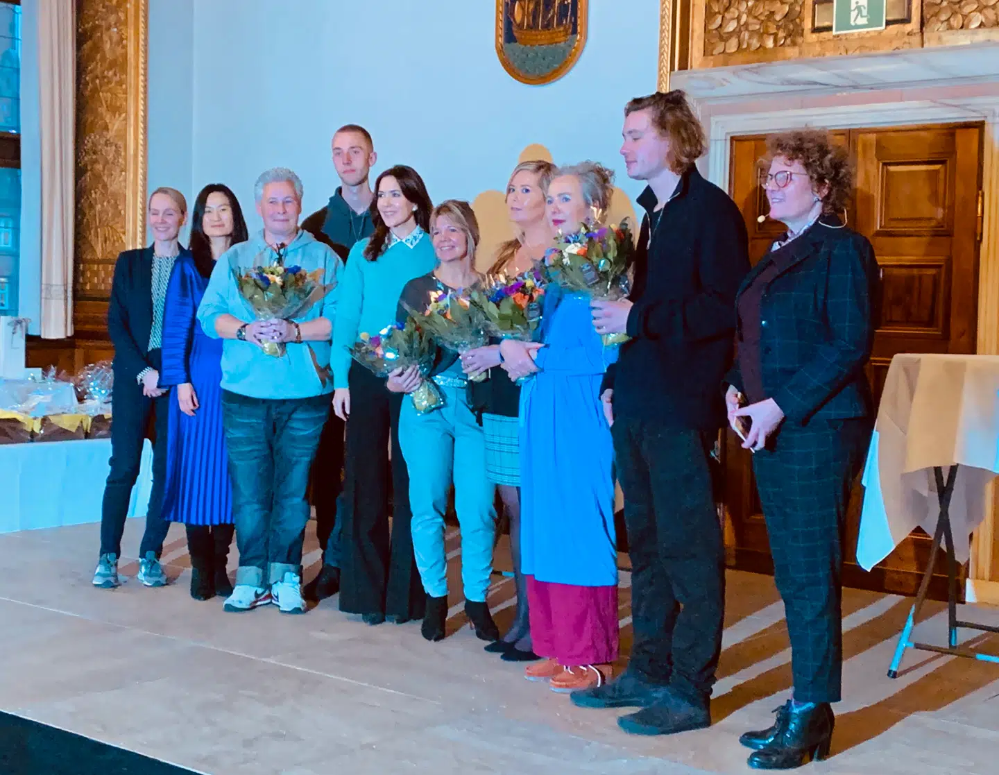 Mary uddelte blomster til vinderne.