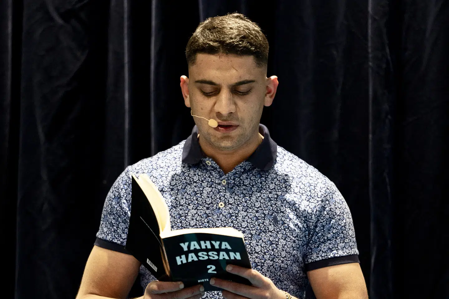 300 mennesker havde indfundet sig ved scenen søndag eftermiddag, da Yahya Hassan læste digtene Slumroyal og Gerningssteder fra sin nye digtsamling,Yahya Hassan 2, der udkom den 8. november. Ida Guldbæk Arentsen/Ritzau Scanpix