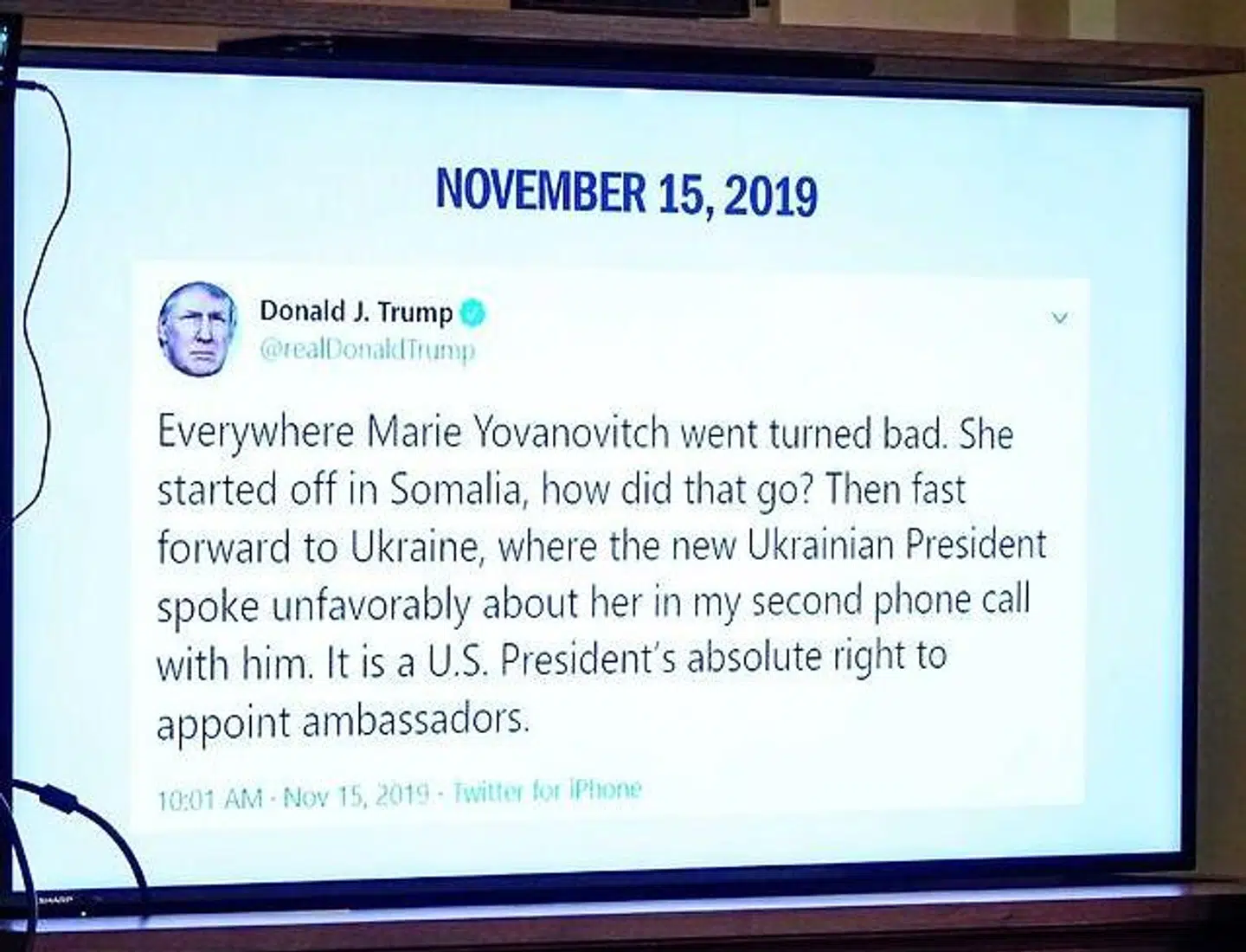 Midt under afhøringen tikkede denne tweet ind fra Donald Trump. Flere demokratiske politikere mente, at der tale om trussel af vidner, en forbrydelse.