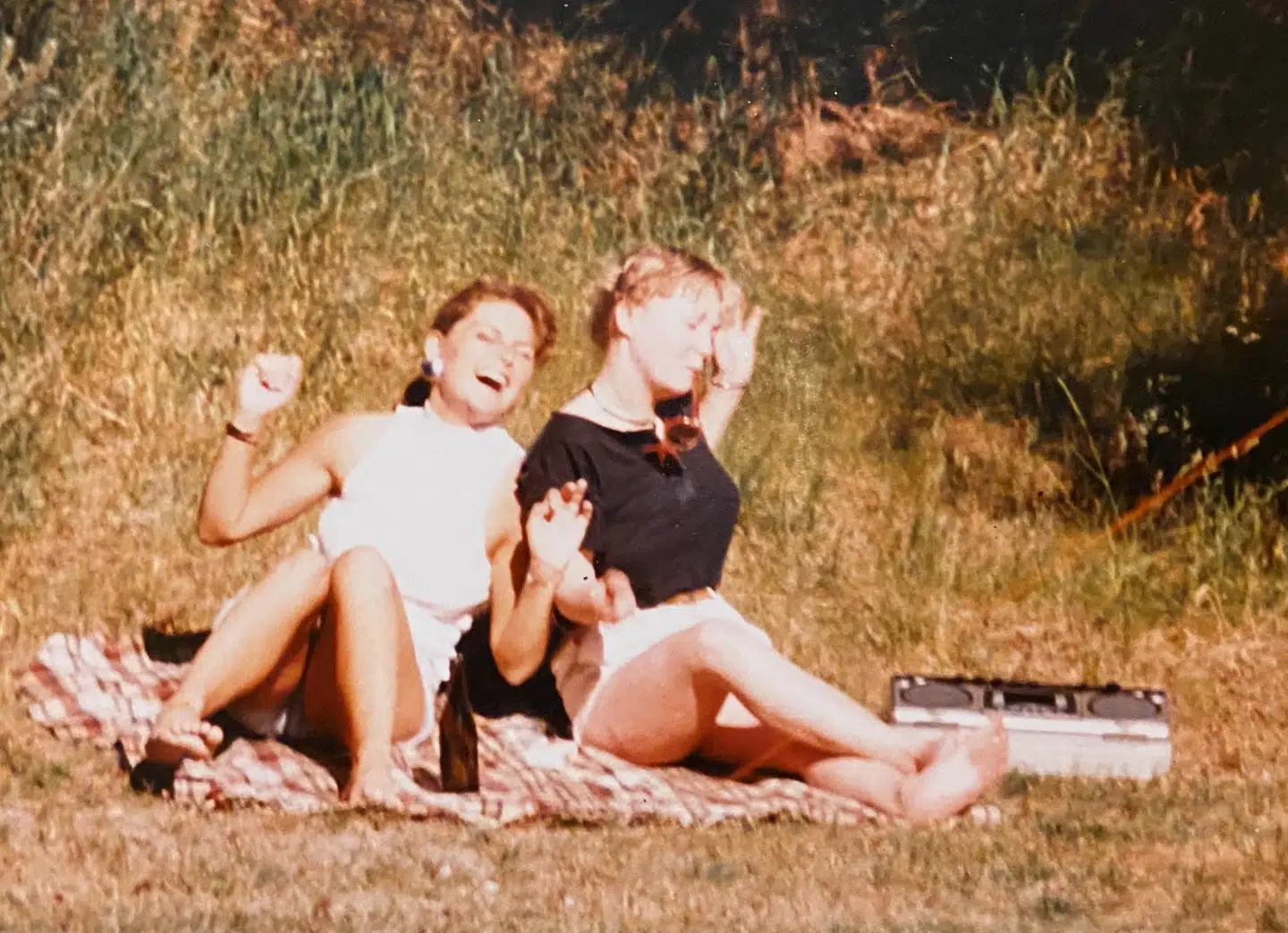 Ungdomsbillede af Sara Blædel og veninden Gitte, som hun kalder sit 'livsvidne'.