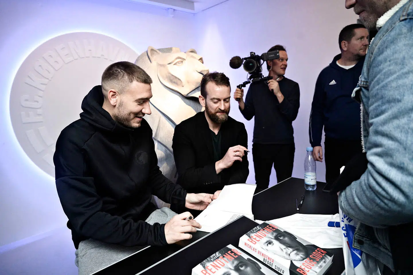 Nicklas Bendtner signerede sin nye selvbiografi 'Begge sider' sammen med journalist og forfatter Rune Skyum-Nielsen i FCK-fanshoppen på Øster Allé i København.