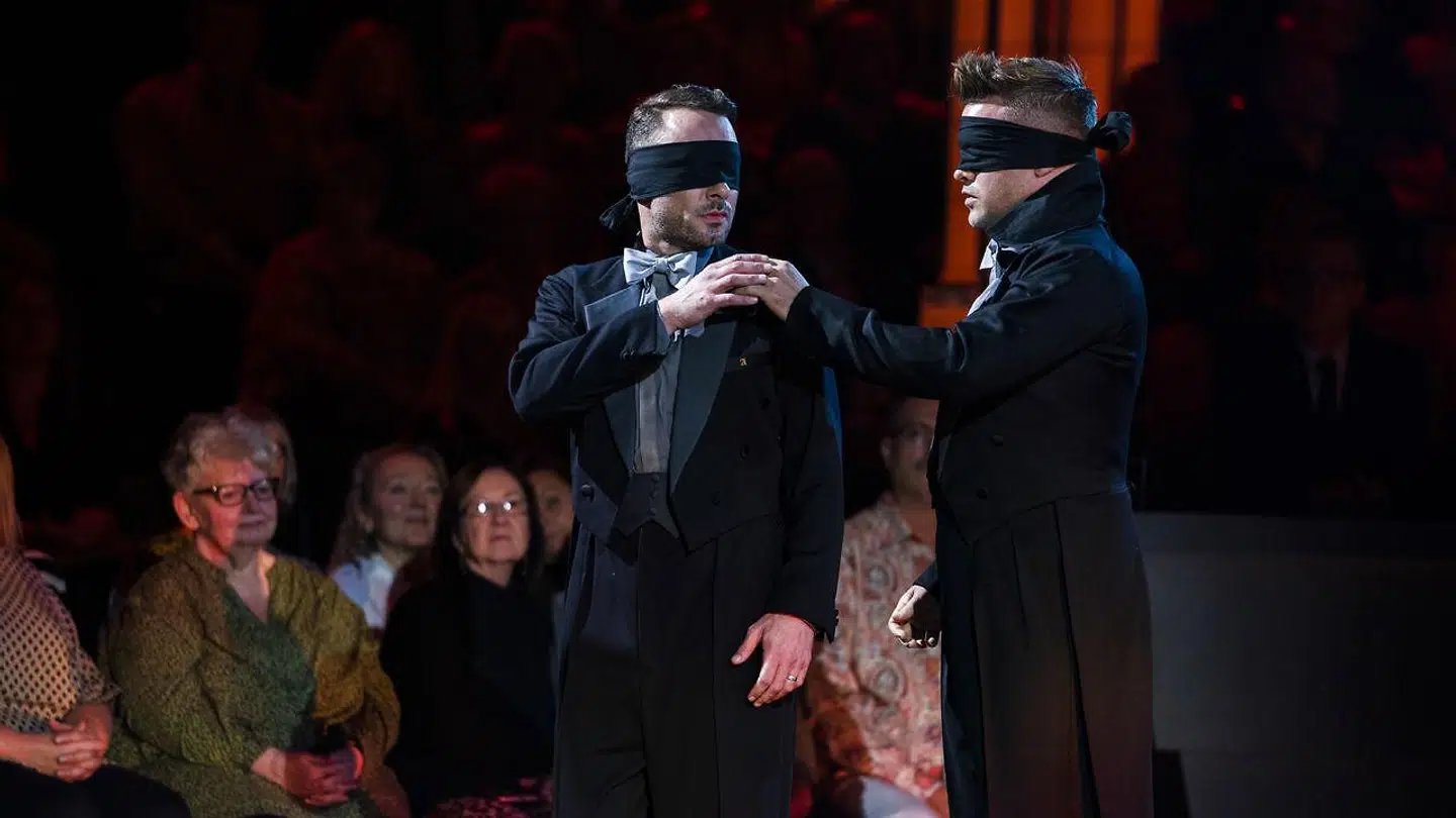 Jakob og Silas overraskede alle, da de dansede med bind for øjnene.