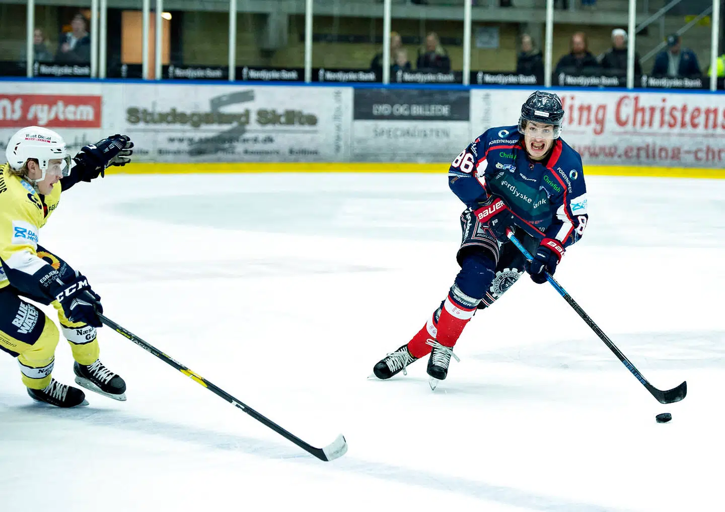 Frederikshavn White Hawks' Kristian Jensen (th.) i aktion i en kamp mod Esbjerg Energy i Nordjyske Bank Arena tirsdag 12. marts 2019.