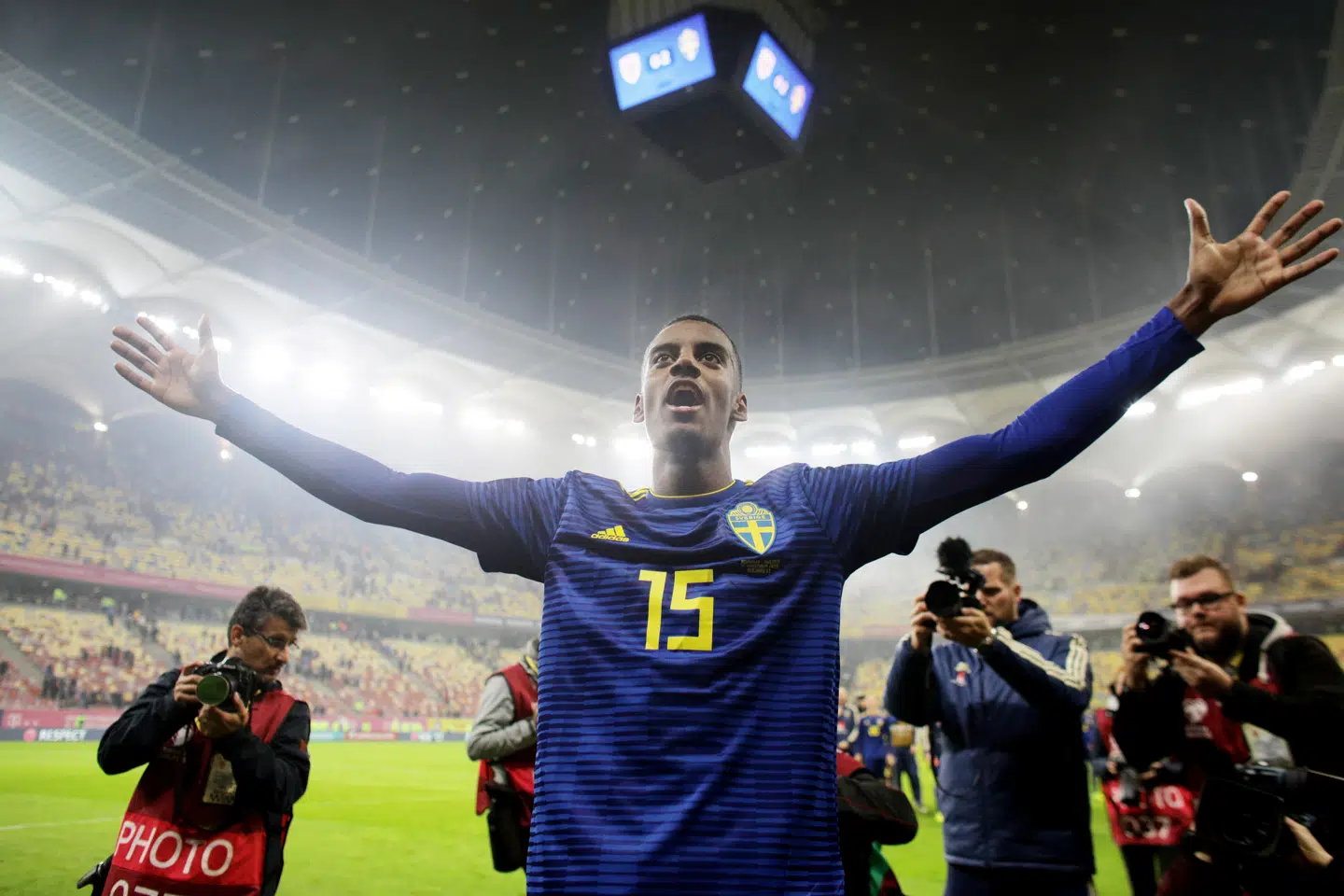 Angriberen Alexander Isak kunne fejre den svenske EM-fest, på trods af at han under kampen blev udsat for racistiske tilråb. Inquam Photos/Reuters