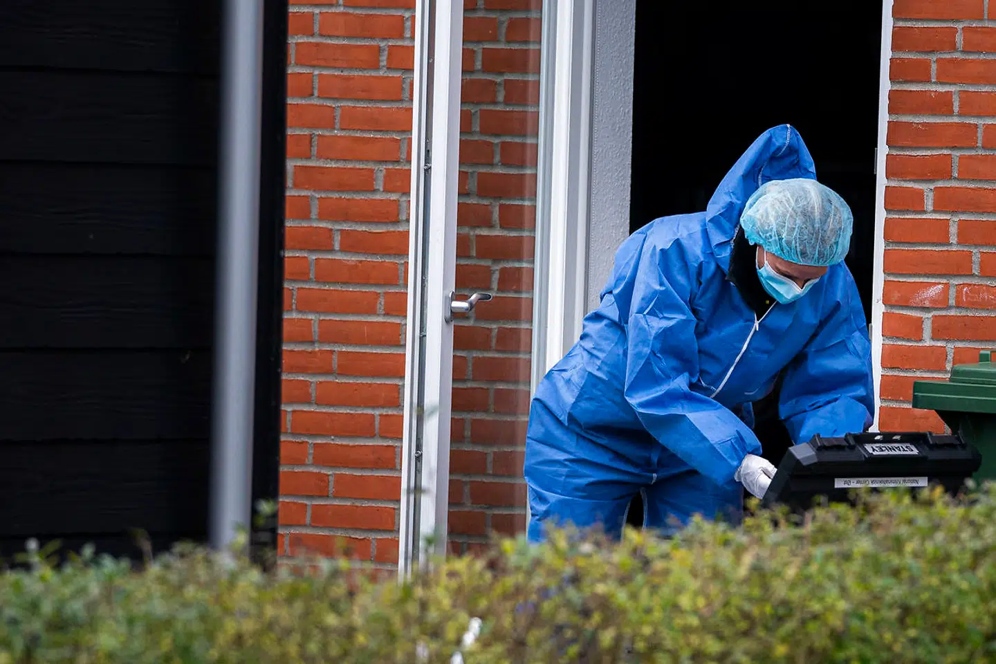 Politi og teknikere arbejder i Ruds Vedby.