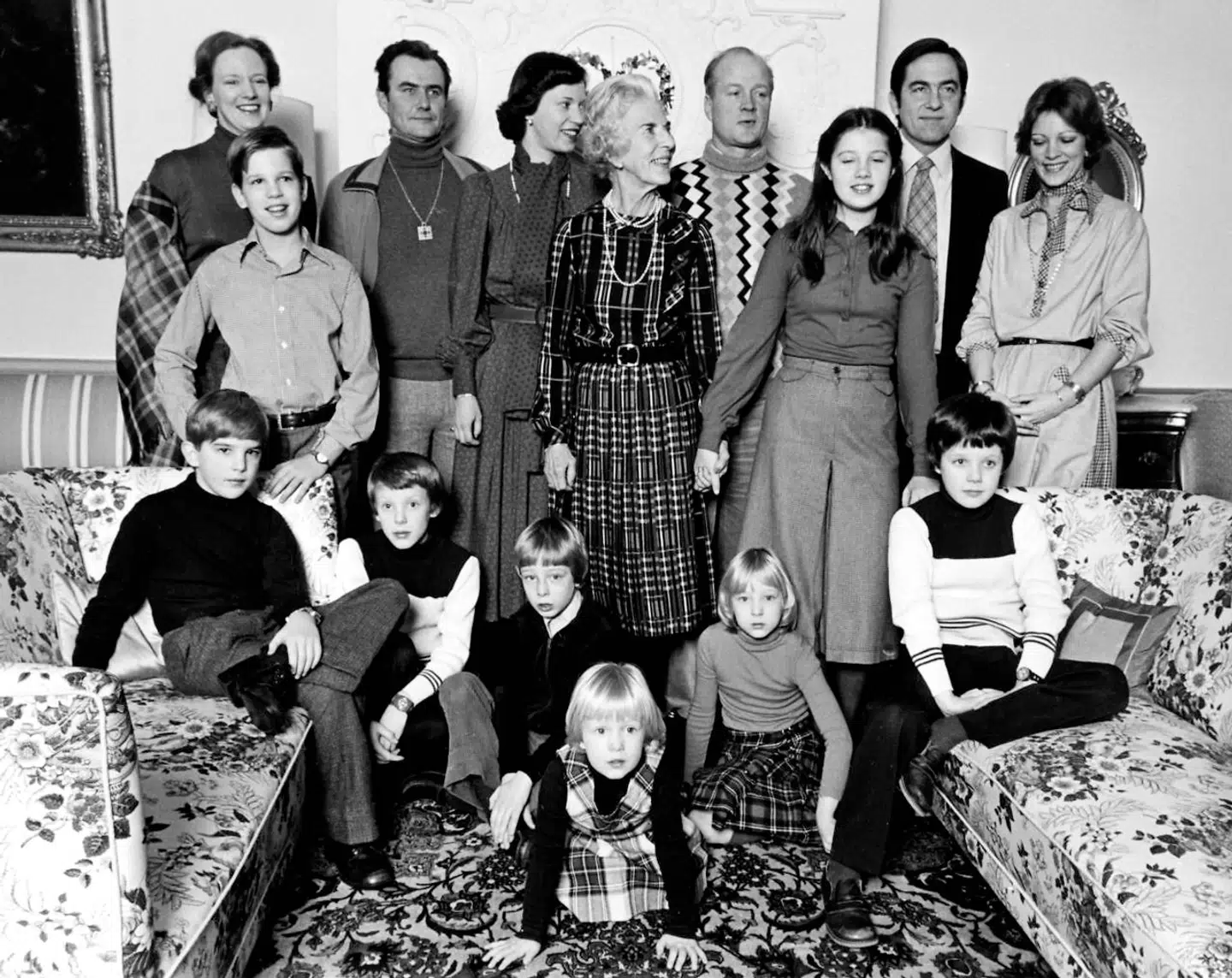 Dronning Ingrid var god til at samle hele familien juleaften. Her ses hun med dronning Margrethe og prins Henrik, prinsesse Benedikte og prins Ricard, prinsesse Alexia med forældrene kong Konstantin og dronning Anne-Marie. Børnebørnene prinserne Pavlos og Nikolaos, prins Joachim og prins Gustav, prinsesse Alexandra og prinsesse Nathalie - alle Sayn-Wittgenstein - samt lille kronprins Frederik i sofaen