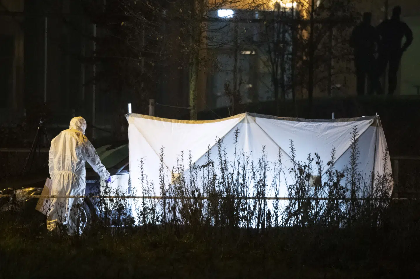 Politiets kriminalteknikere ses her arbejde på stedet i Hyllie, der ligger i Malmø Kommune i Sverige. En 27-årig mand er internationalt eftersøgt mistænkt for drab. 50090 Johan Nilsson/TT/Ritzau Scanpix