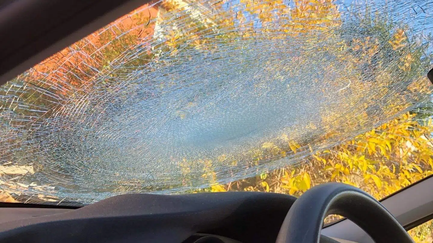 En af de to smadrede forruder - set indefra.