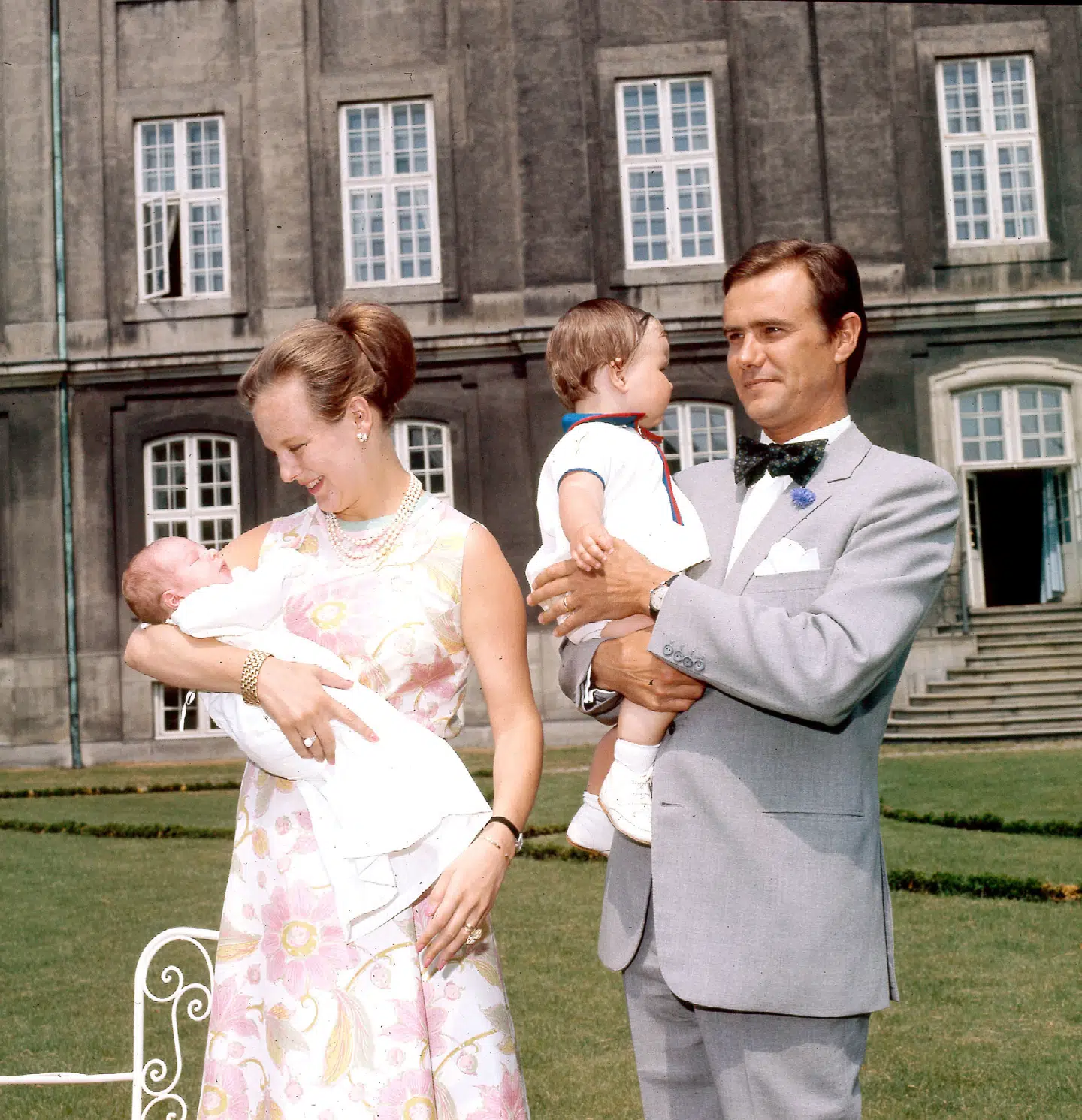 Kun to år efter deres bryllup stod tronfølgeren, prinsesse Margrethe, og prins Henrik med to små børn i armene.