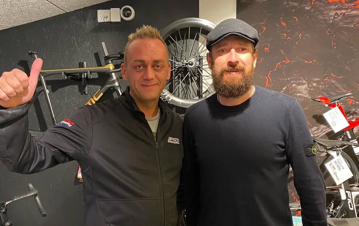 Børkop Cyklers ejer, Hans Peter Knudsen, og Bradley Wiggins fra besøget i lørdags.