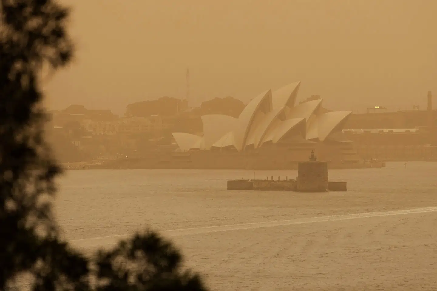 Operahuset i Sydney indhyllet i gullig røg.