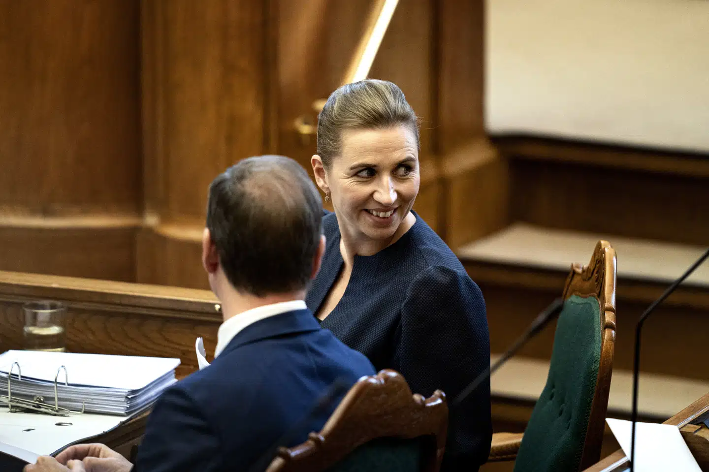 Statsminister Mette Frederiksen (S) bør ifølge flertal i Folketinget møde op til samråd om ansættelser af pressechefer i diverse ministerier. Her ses hun under tirsdagens spørgetime med statsministeren. Ida Guldbæk Arentsen/Ritzau Scanpix