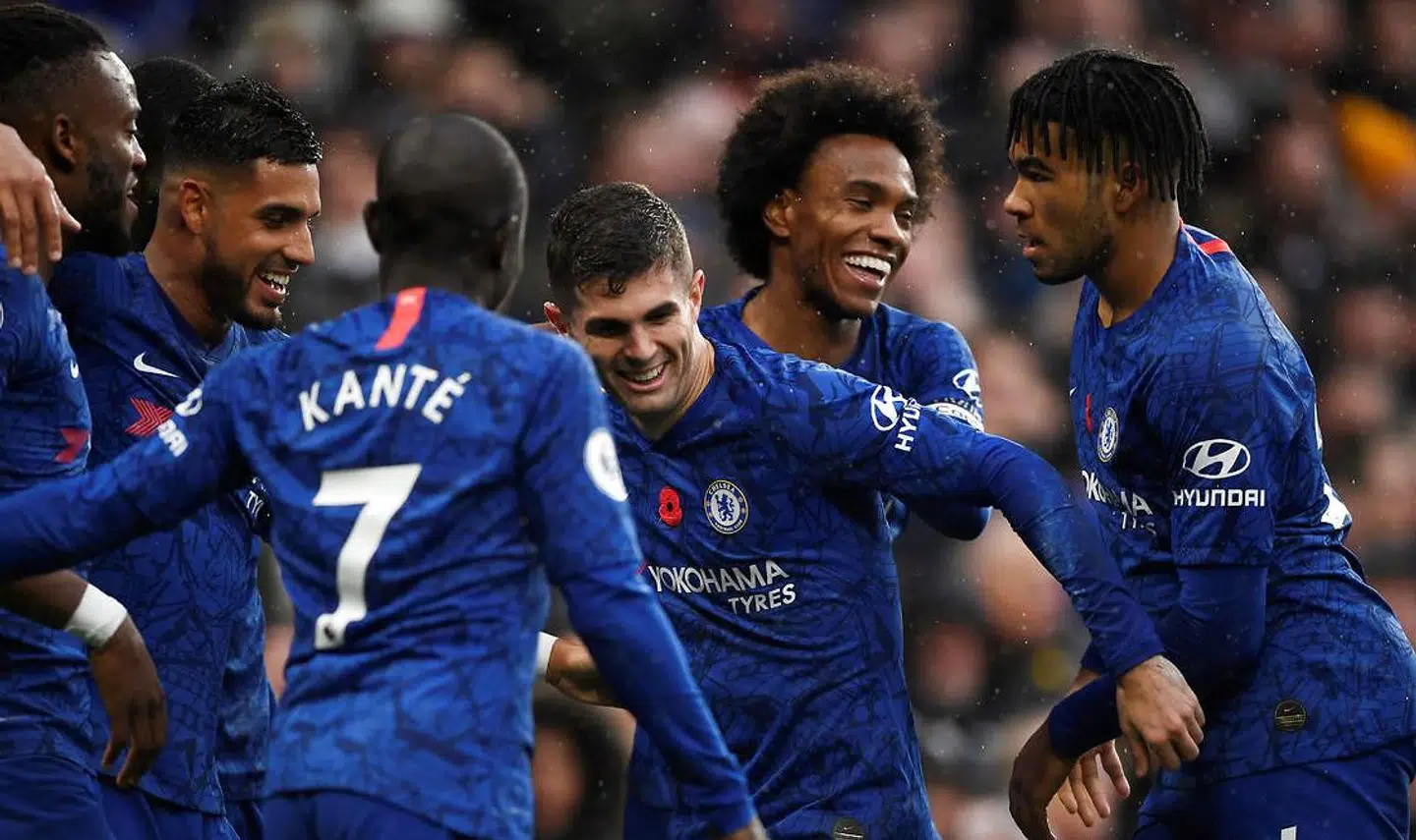 Chelsea-spillerne jubler på banen. Men smilet stivner nok, når de skal betales et par tusinde eller ti for diverse forsinkelser og lignende.
