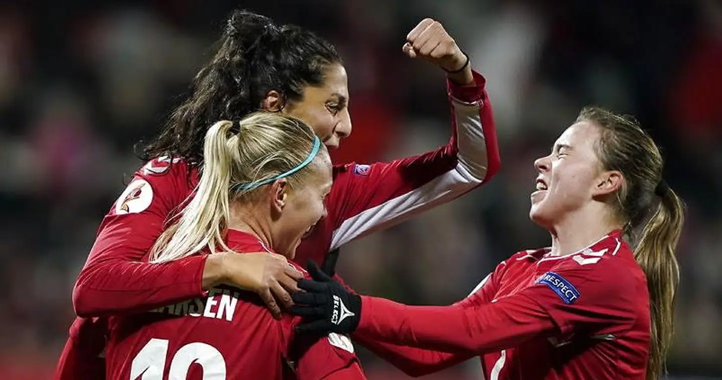 Dansk jubel over en scoring mod Georgien: Nadia Nadim sammen med Stine Larsen og Emma Snerle.