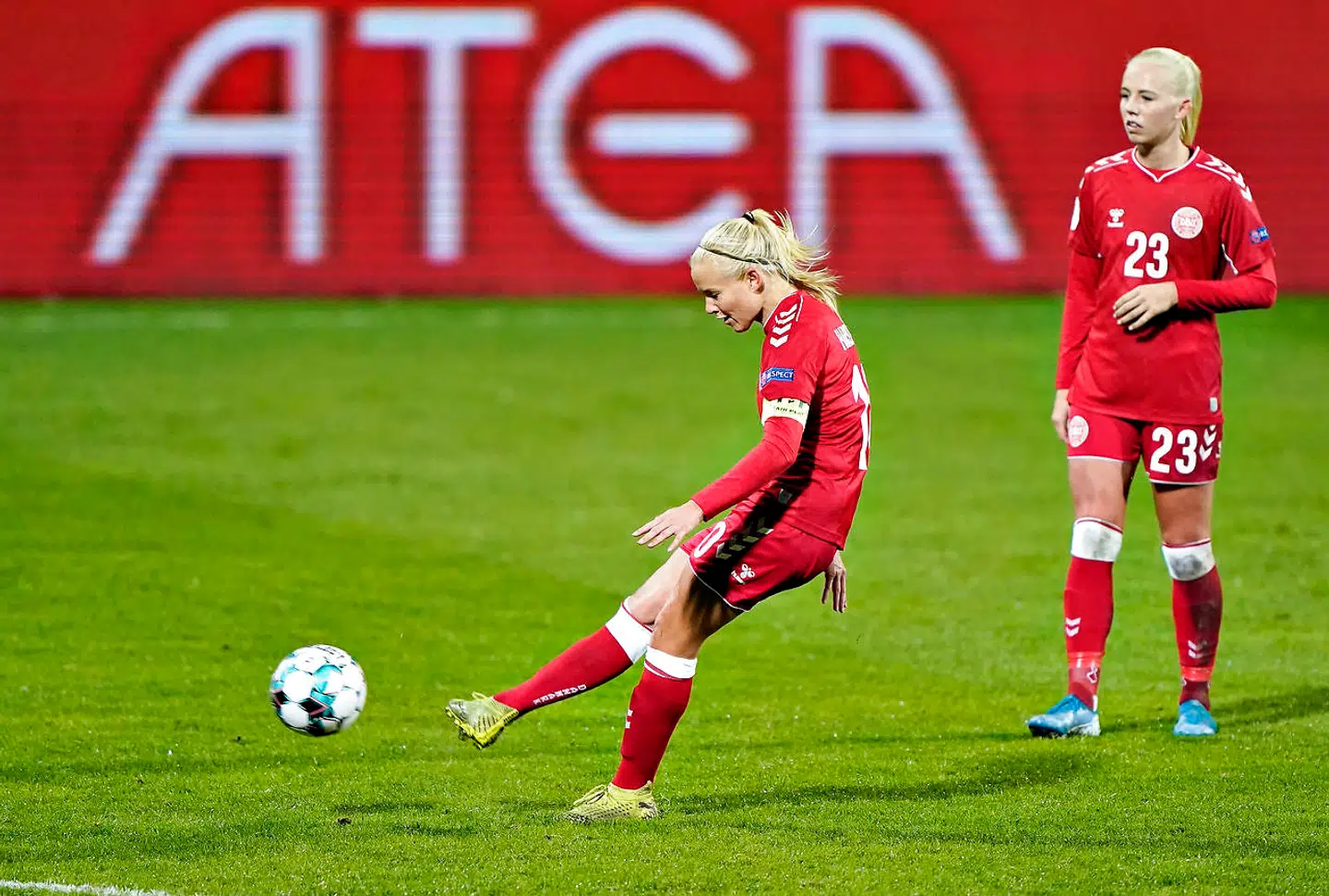 Pernille Harder scorer direkte på frispark.