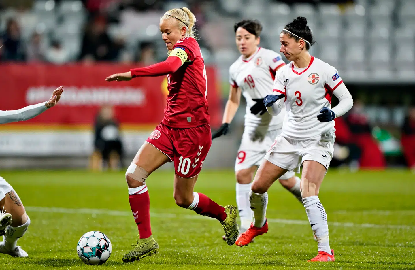Pernille Harder scorede tre gange for Danmark, der tirsdag aften i Viborg besejrede Georgien 14-0.