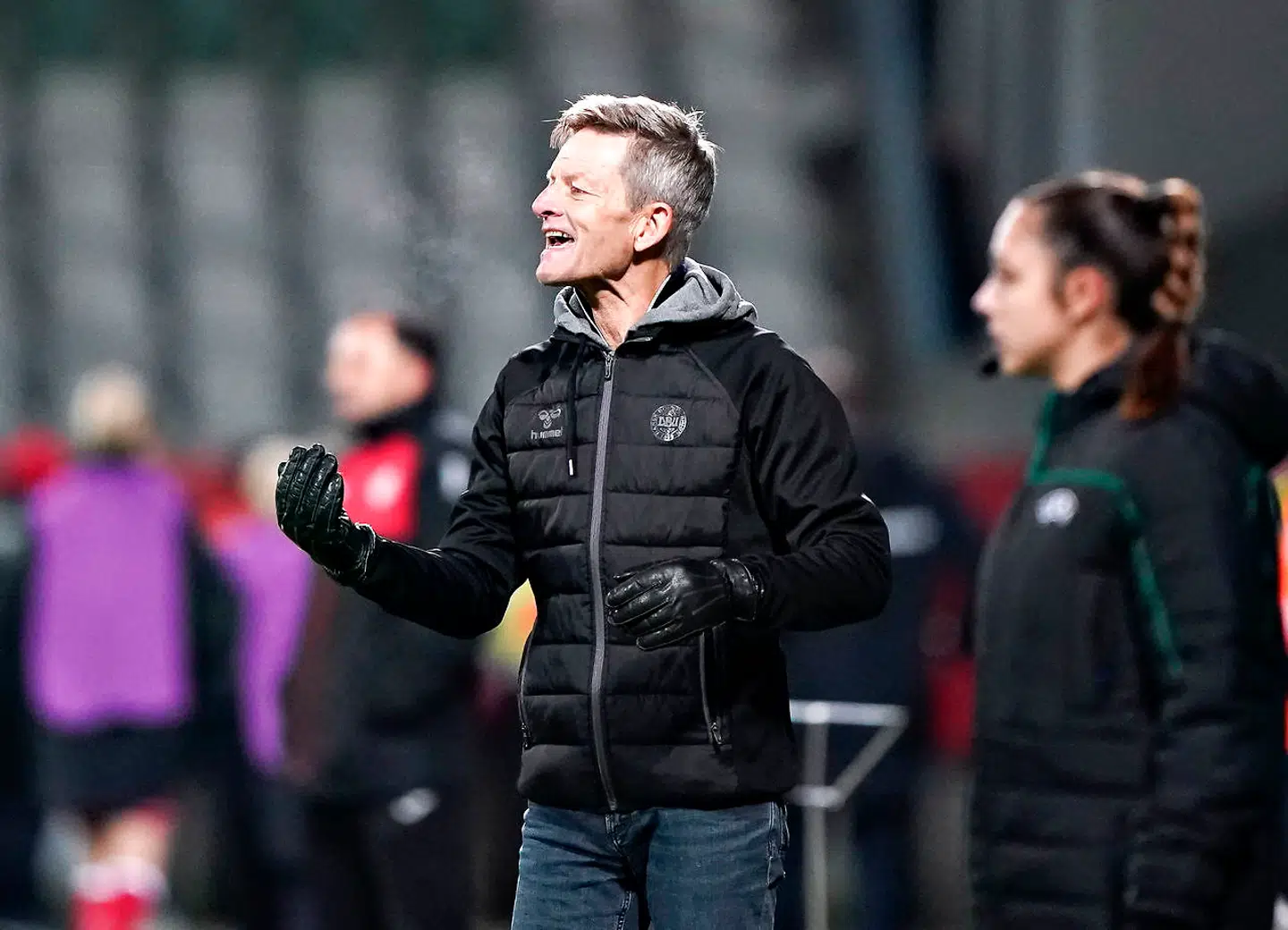 Træneren for det danske kvindelandshold i fodbold, Lars Søndergaard, i aktion på sidelinien i tirsdag aftens EM-duel mod Georgien.