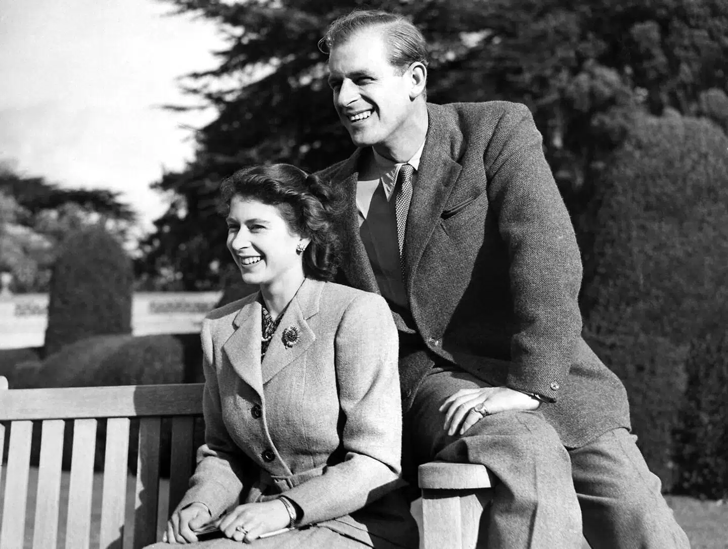 Den daværende prinsesse Elizabeth og prins Philip fotograferet på deres bryllupsrejse i 1947.