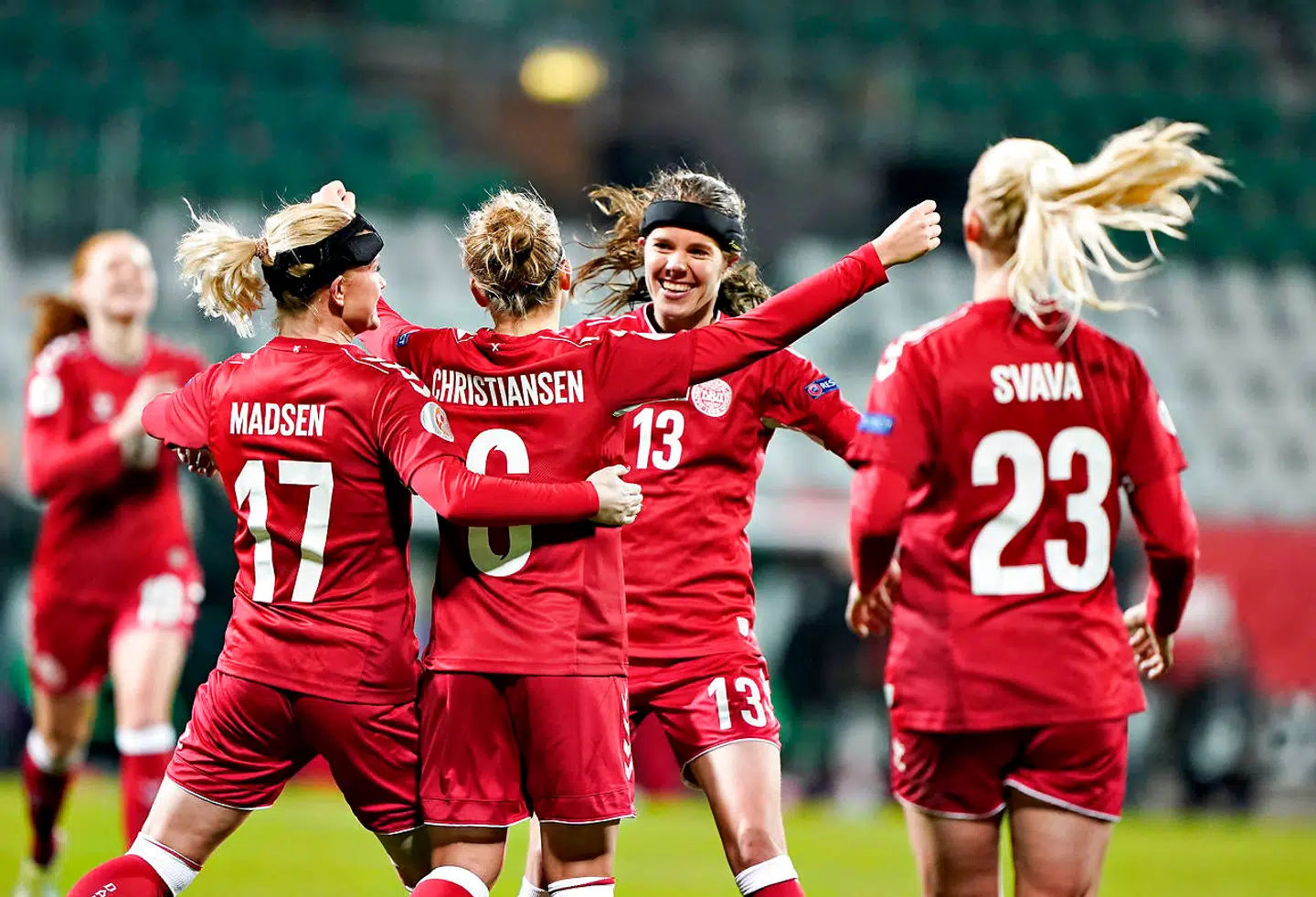 Nanna Christiansen fejres efter sin scoring til 13-0.