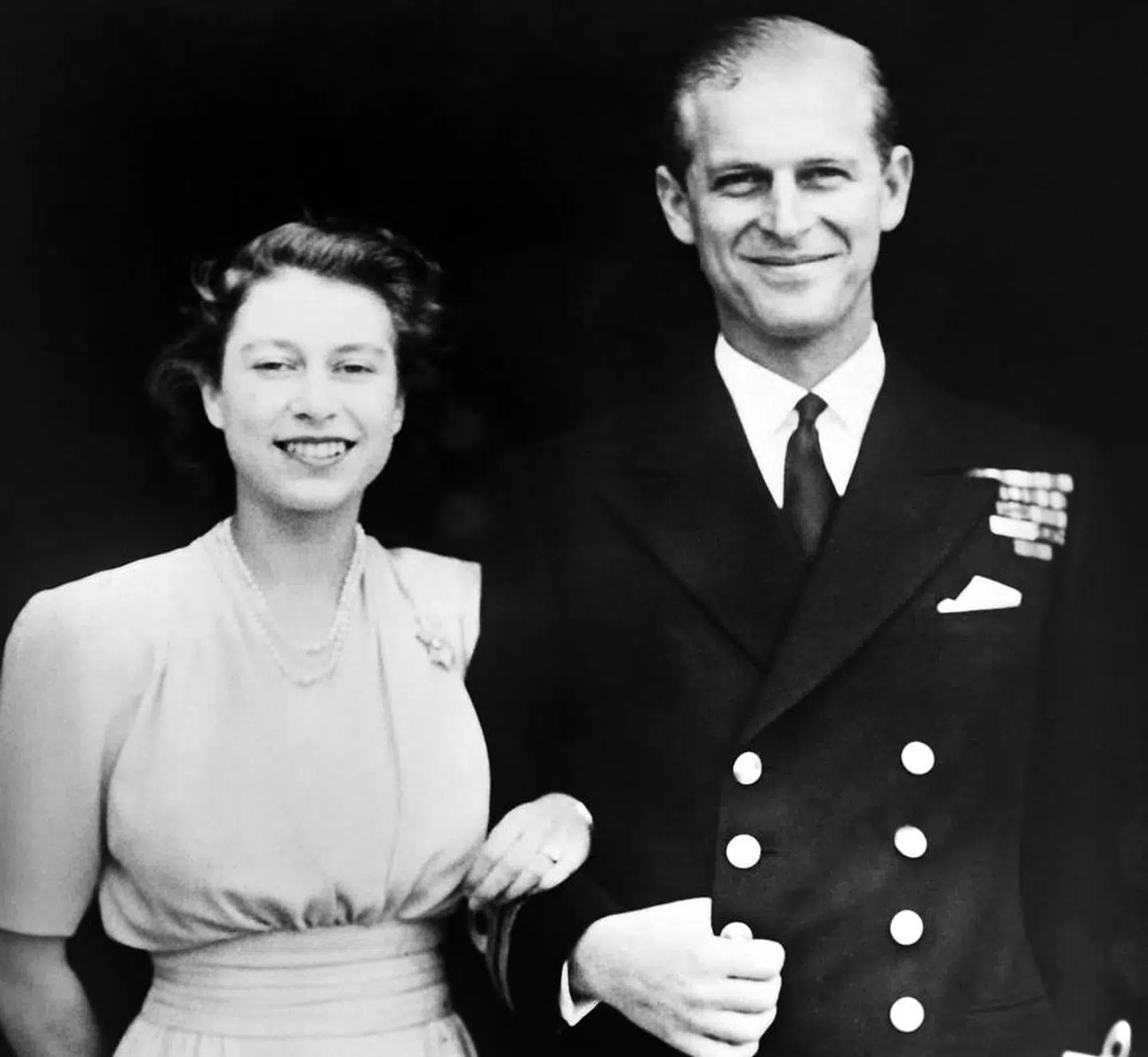 En meget ung Elizabeth og hendes udkårne Philip fotograferet på deres forlovelsesdag.