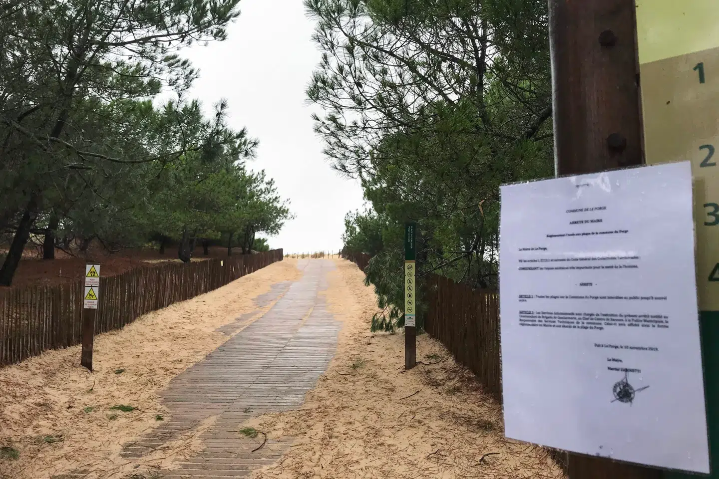 Der er sat et skilt op, som forbyder adgang til stranden ved Plage du Gressier i det sudvestlige Frankrig. Der fandt man pakker med kokain den 10. november.