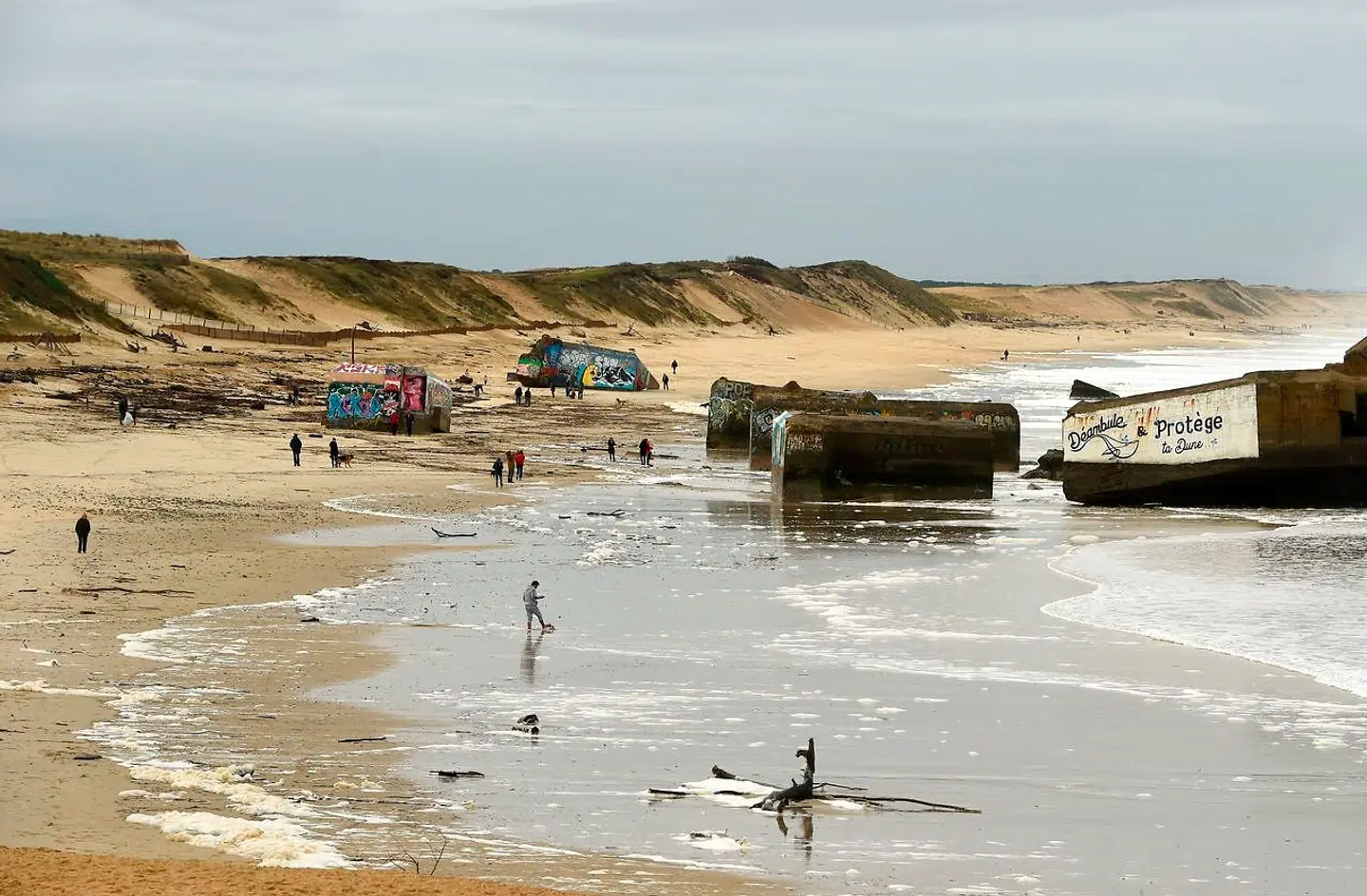 Folk går på stranden ved Capbreton i det sydvestlige Frankrig.