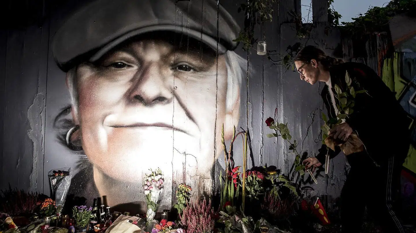 Blomster, øl, smøger og hilsner er lagt foran det portræt, der er blevet malet på hegnet ind mod Christiania på Prinsessegade i København til ære for danskernes nationalskjald Kim Larsen. Han døde sidste år og blev 72 år (Foto: Mads Claus Rasmussen/Ritzau Scanpix).