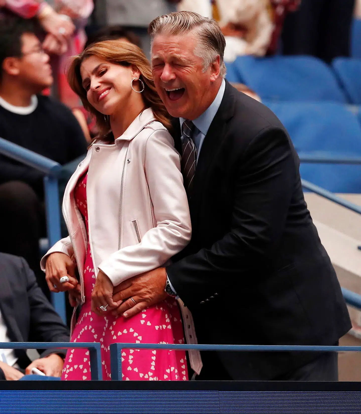 Alec Baldwin og Hilaria Baldwin på tilskuerrækkerne til US Open Tennis Championships i august i år - i begyndelsen af den nu mislykkede graviditet.