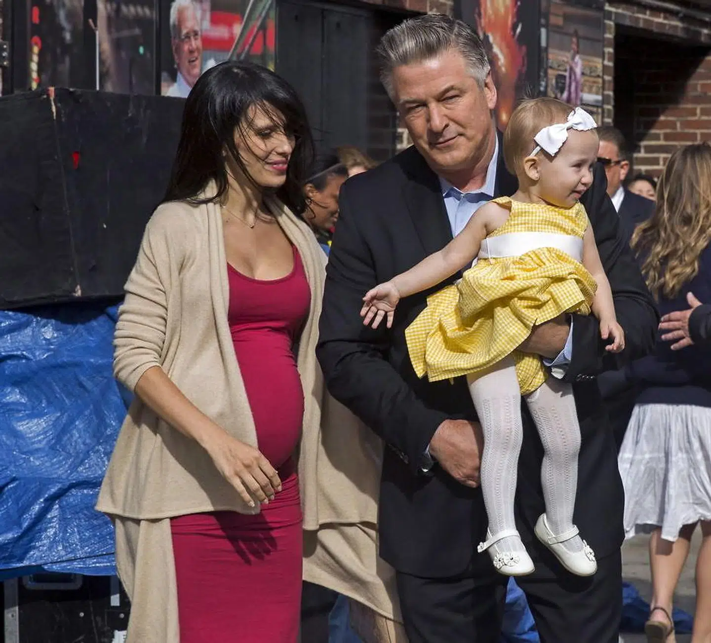 Alec og Hilaria Baldwin med datteren Carmen i 2015, da hun var gravid med Rafael.
