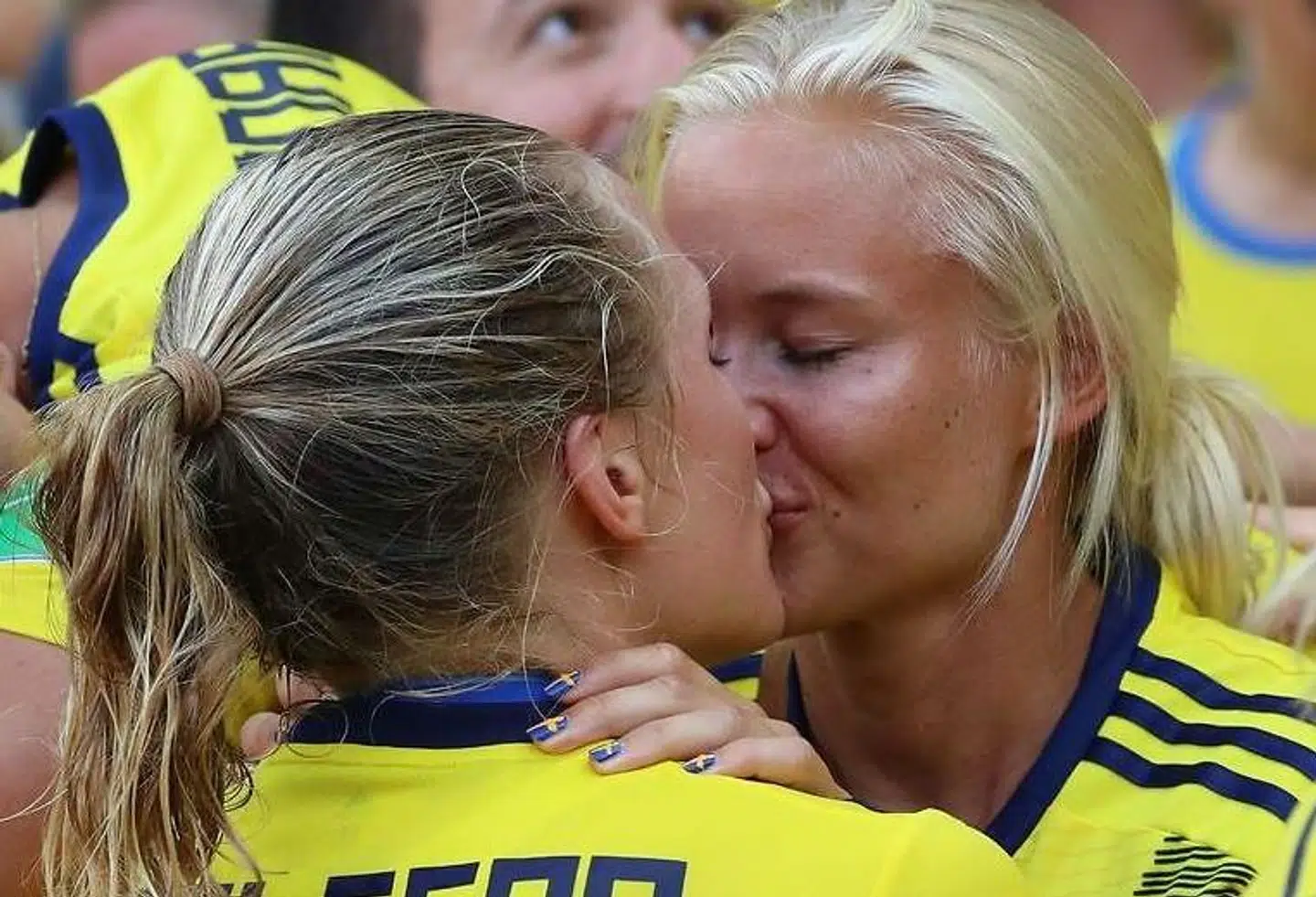 Pernille Harder kysser sin svenske kæreste, Magdalena Eriksson.
