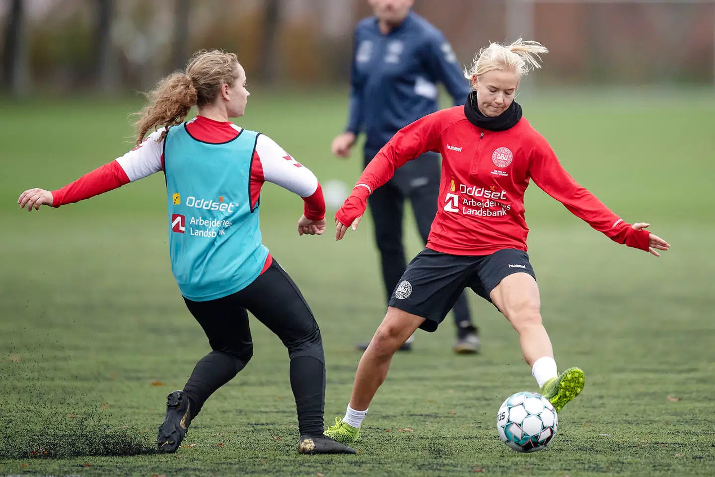 Pernille Harder, til højre, i duel med Sara Thrige under et træningspas i Viborg forud for tirsdagens EM-kvalifikationskamp mod Georgien.