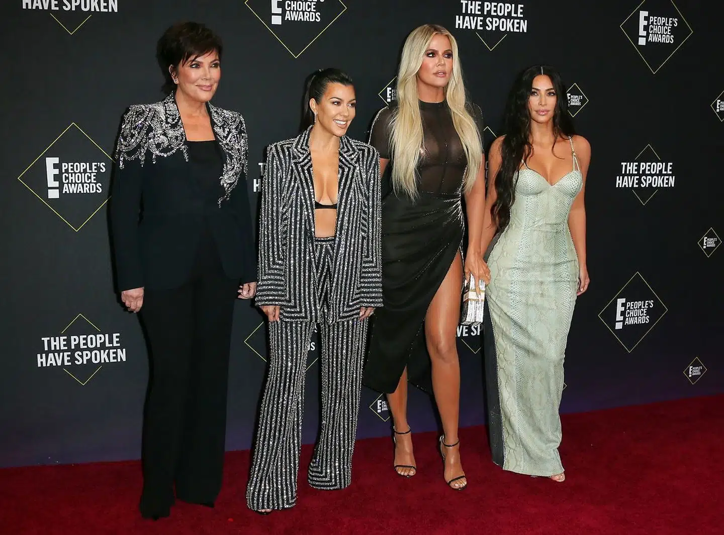 Kris Jenner, Kourtney Kardashian, Khloé Kardashian og Kim Kardashian ankommer E! People's Choice Awards.
