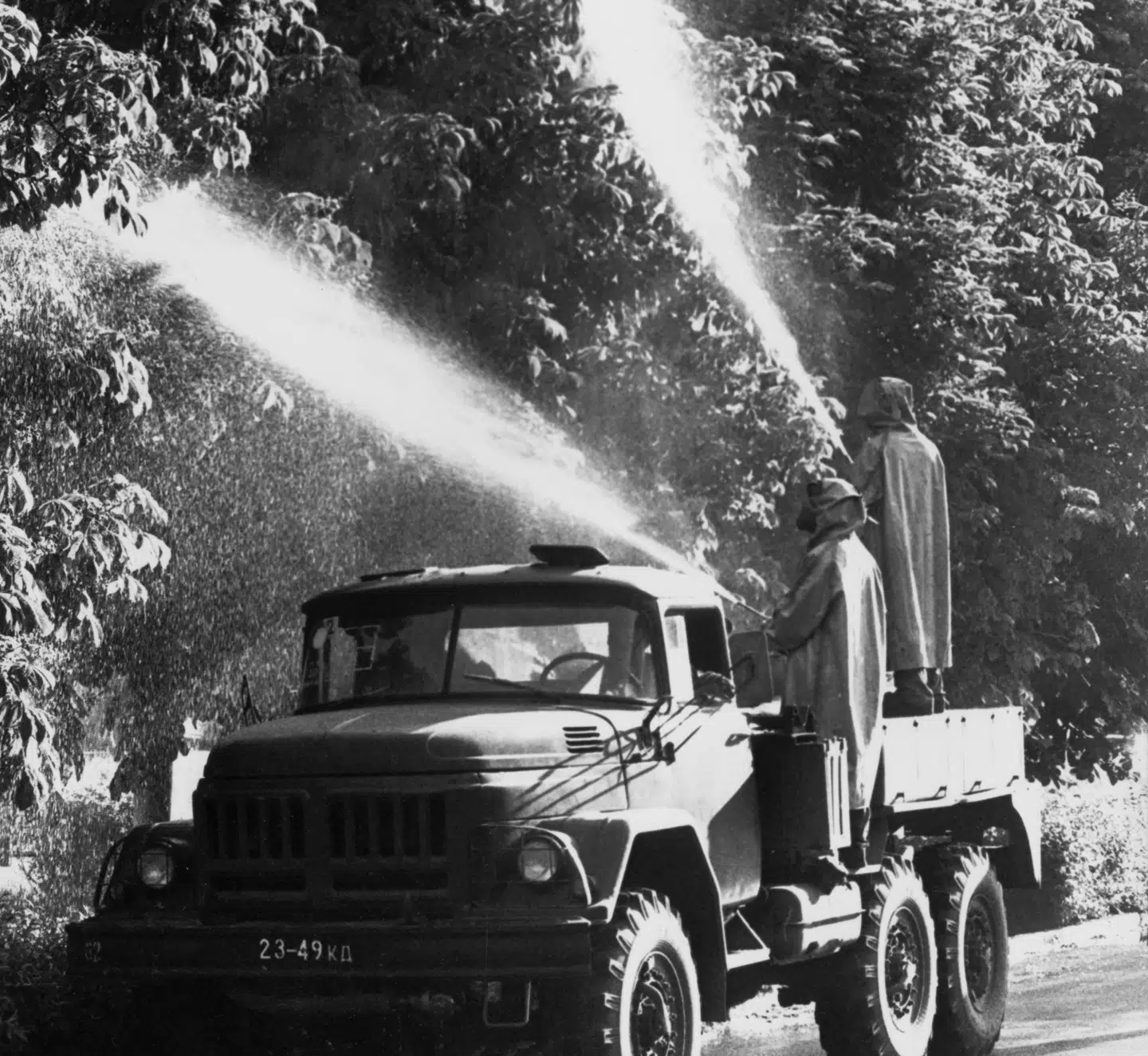Slukning af brand, der gør mere skade end gavn. Foto fra bogen Tjernobyl.